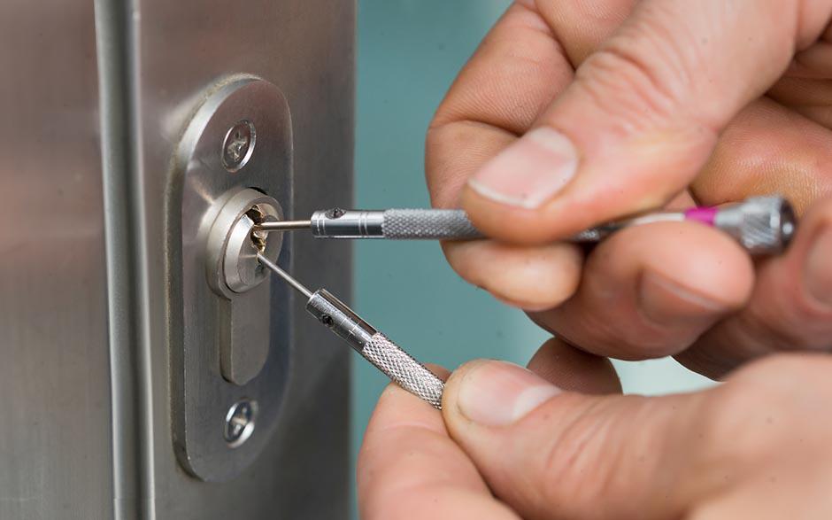 combien coute un serrurier pour ouvrir une porte Antony