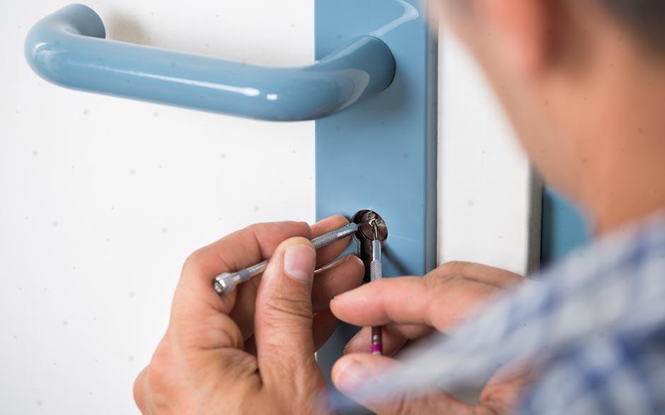 combien coute un serrurier pour ouvrir une porte Antony